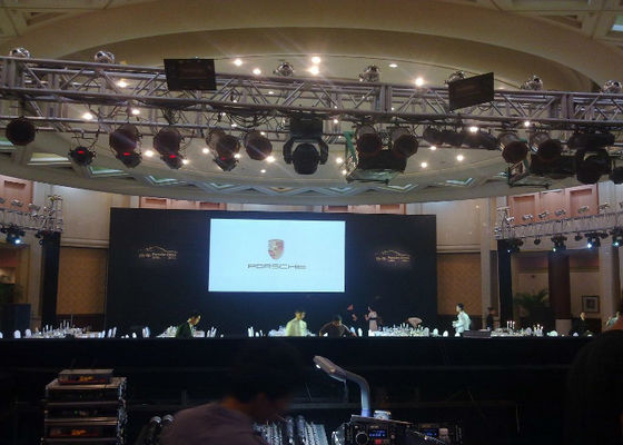 การหล่อตาย RGB P2.5 HD Led Display ในอาคารสำหรับพื้นหลังเวทีการรับประกัน 2 ปี