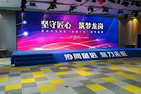 P4.8 HD เช่าจอ LED 16 บิต สีเทา 7680Hz อัตราการอัพธรใหม่สําหรับเวทีและจอขายปลีกแบบไดนามิก